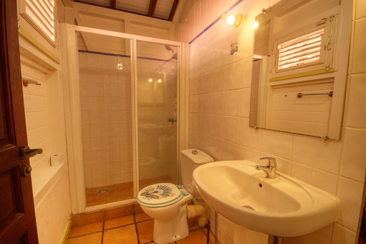 24 Villa rivière salée Martinique salle d'eau rdc